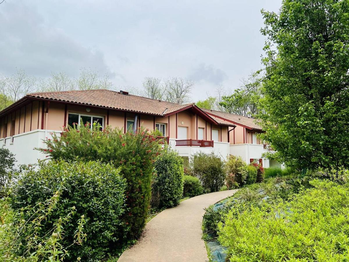 Appartement F2 A Cambo-Les-Bains Avec Piscine, Proche Thermes, Terrasse Et Parking - Fr-1-495-36 Bagian luar foto